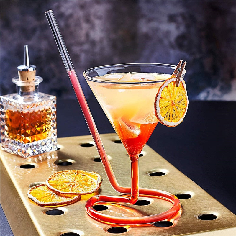 Cocktailglas met spiraalvormige rietjes